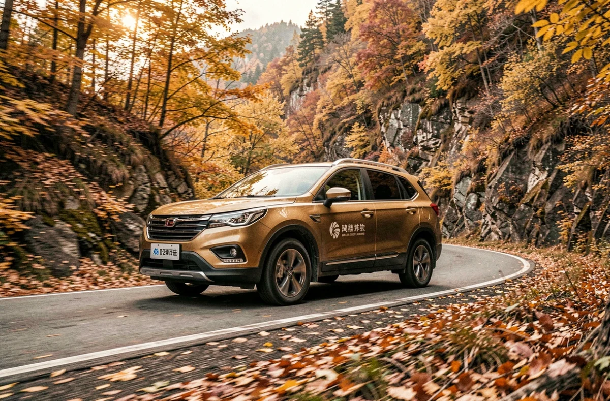 Crossover chinois roulant sur une route de montagne en automne, démontrant ses performances et son positionnement qualité-prix compétitif